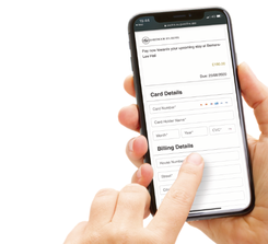 Zu sehen ist das Display eines Handys. Es zeigt, wie man in der App GuestPay der Hotelsoftware von Guestline einfach und schnell Kreditkartendetails oder Zahlungsinformationen eingeben kann.